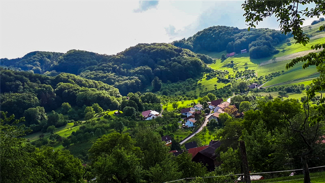 Blick von Berg ins Dorf.png