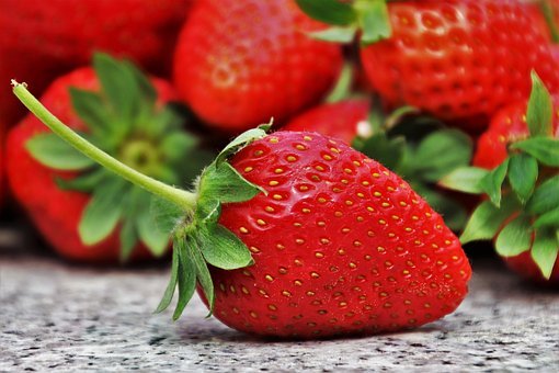 strawberries-3359755__340.jpg