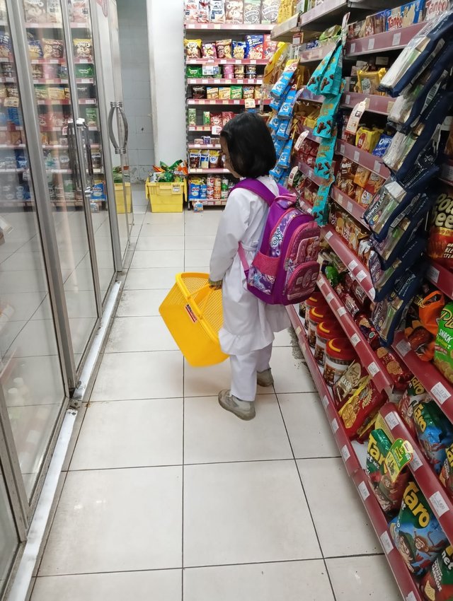 anak kecil di supermarket.jpeg
