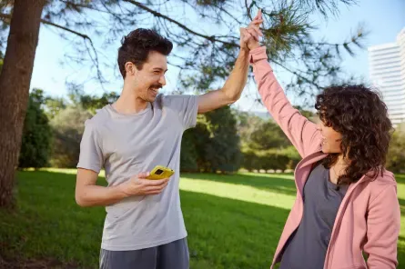 high-five-frau-und-mann-im-park.webp