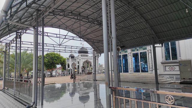 The midday prayer at the Grand Mosque of Bujang Salim Dewantara.jpg