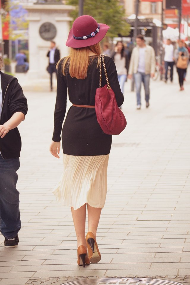 lady-walking-on-the-street-2004773_1280.jpg