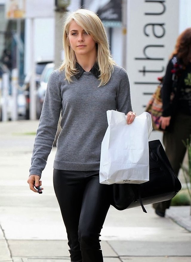 5 Julianne-Hough-Gets-Lunch-Go-xdwtqSVzaRbx.jpg