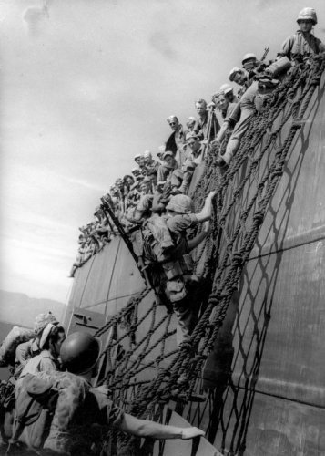 Pasukan Belanda Memanjat Tali Menuju Kapal, Pasir Putih, 1947. Hugo Wilmar..jpg