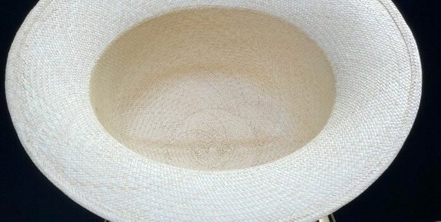 Comment-ajouter-un-bandeau-en-cuir-dans-votre-chapeau-696x350.jpg