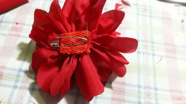 coser el gancho a la flor.jpg