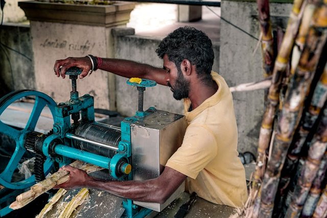 free-photo-of-street-vendor-extracting-sugarcane-juice-in-chennai.jpeg