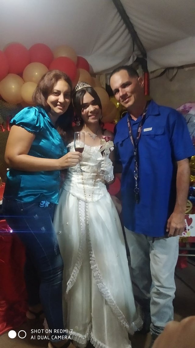 con la quinseañera.jpg