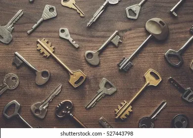 overhead-many-different-keys-oder-260nw-527443798.webp