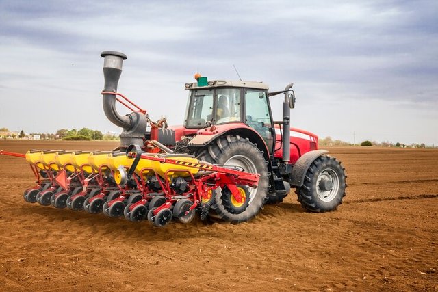 tractor-working-field_342744-535.jpg