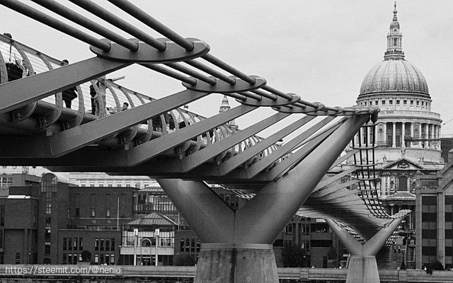 millenium-bridge-bw.jpg