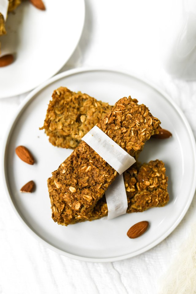 Almond Vanilla Baked Oatmeal Breakfast Bars (4).jpg