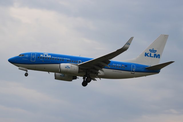 PH-BGE KLM -B737 WL.JPG