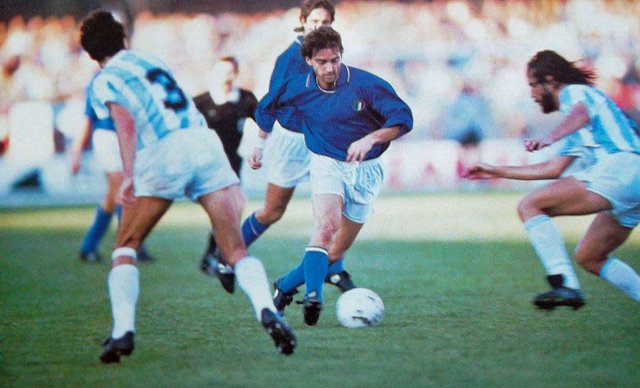 Italia_vs_Argentina_-_1989_-_Cagliari_-_Roberto_Mancini.jpg