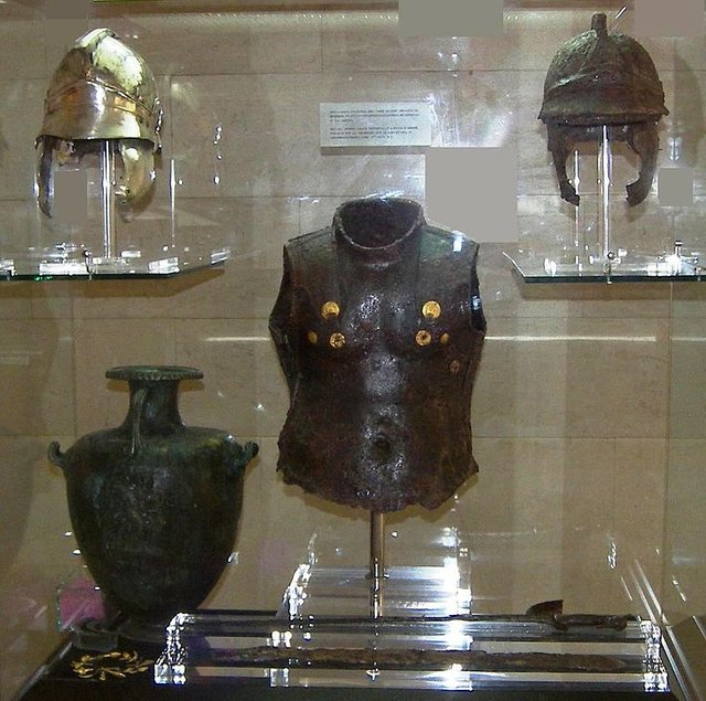 774px-Hoplite_armour_exhibit_at_the_Corfu_Museum_closeup.jpg