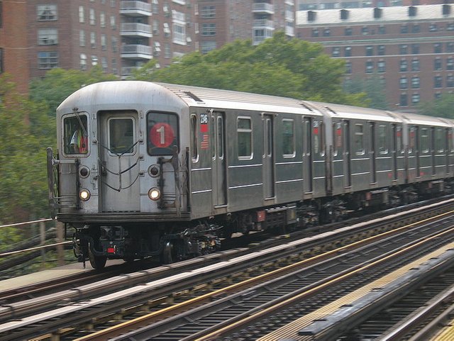 799px-Subway_train_125th.jpg