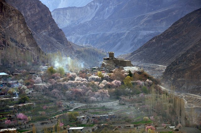 Majestic_Altit_Fort_Hunza_Valley.jpg