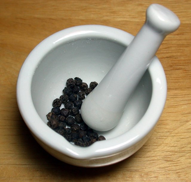 1200px-Black_peppercorns_with_mortar_and_pestle.jpg