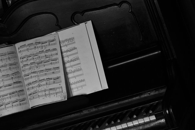 piano bw 1.jpg