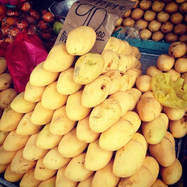 ripe_carabao_mangoes_piled_for_sale.jpg