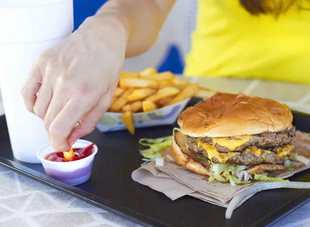 woman-eating-fast-food.webp