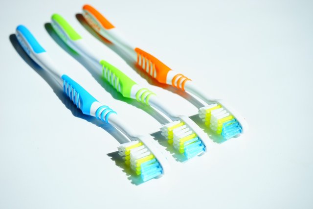 toothbrushes-1194942_1280.jpg