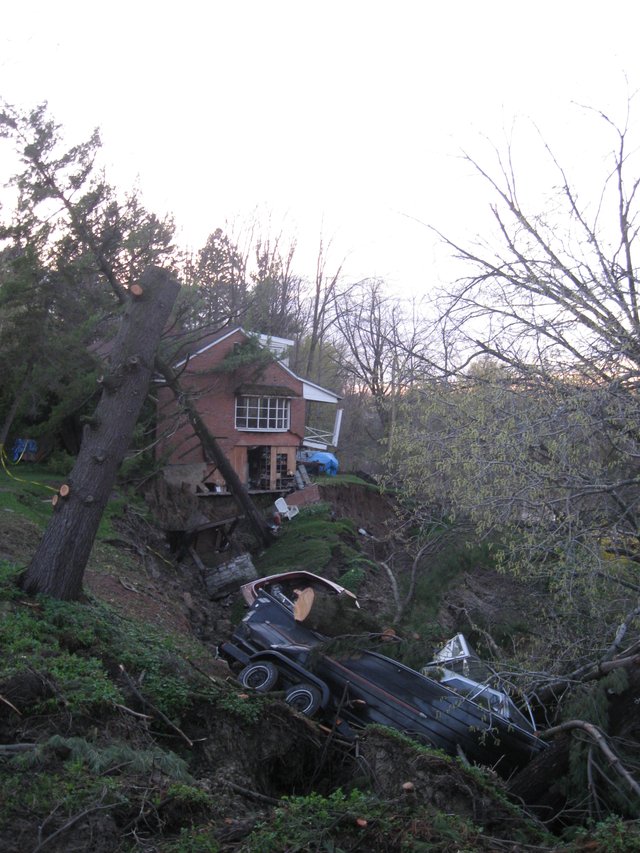 Tonawanda_Creek_Road_Home_Collapse_Amherst_NY_April_2009_01.jpg