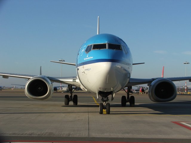PH-BTH KLM -B733.JPG