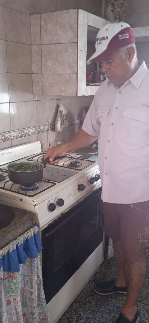 preparando el guarapo en la cocina 7.jpg