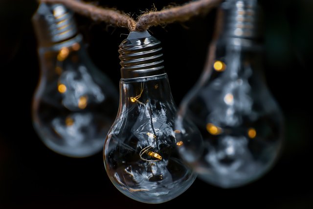 lightbulb-gd72a9dfc4_1280.jpg