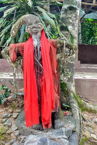 Statue_of_Ogun_shrine_at_the_Sacred_Grove_Of_Oshun.jpg