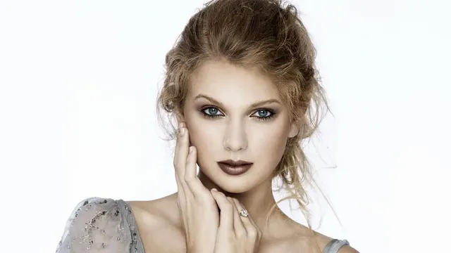 taylor-swift-nude-make-up-look-g8rektmyh8q28avs.webp