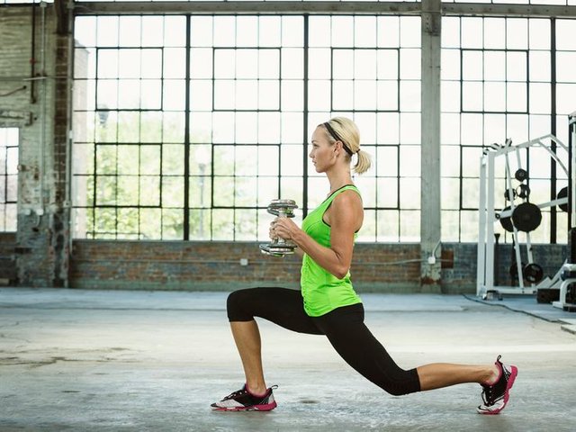 caucasian-woman-lifting-weights-in-warehouse-gym-543195235-572bb1645f9b58c34c6e42c6.jpg