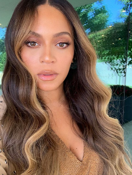 beyonce_se_pone_celosa_y_da_empujoncito_a_esposa_de_dueno_de_los_warriors_1.png