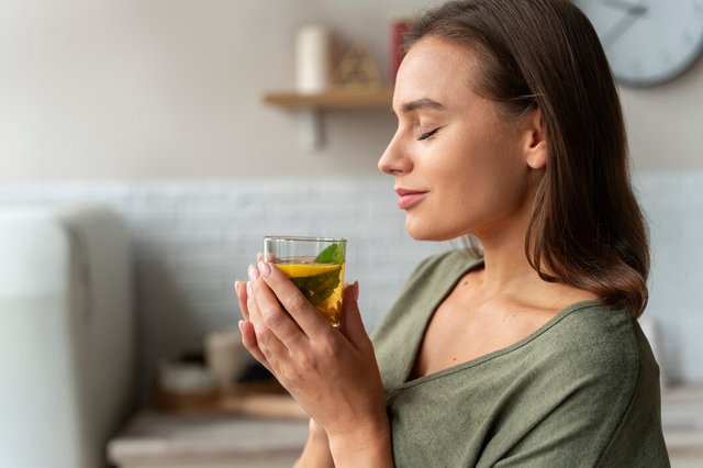 person-drinking-kombucha-home-kitchen_52683-101209.jpg