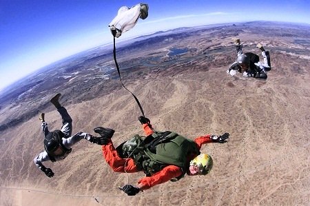 skydive-79548_1280.jpg