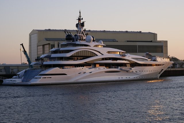 luxury-yacht-3430348_1280.jpg