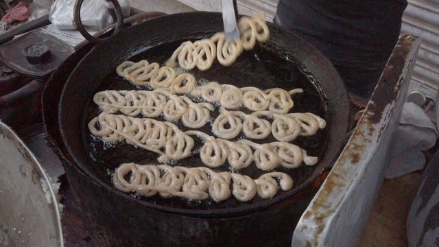 man-frying-traditional-indian-snack-jalebi-tray_665346-14669.jpg