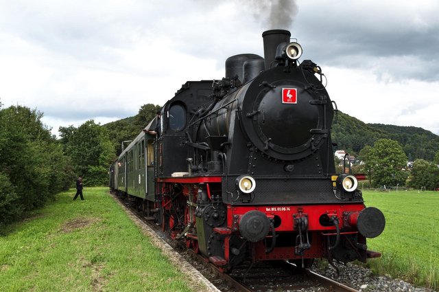steam-locomotive-2740870_1920.jpg