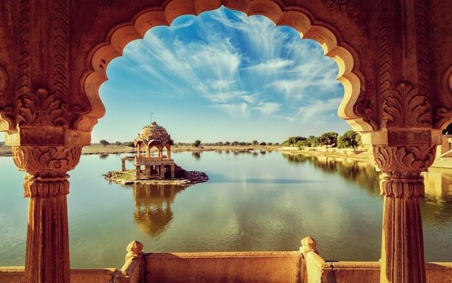 Gadisar-Lake-in-Rajasthan..jpg
