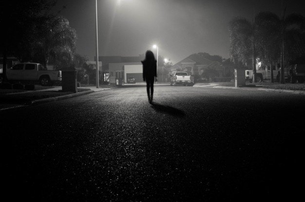 menina-caminhando-em-uma-rua-urbana-a-noite-sob-luzes-da-rua_1353-35.jpg