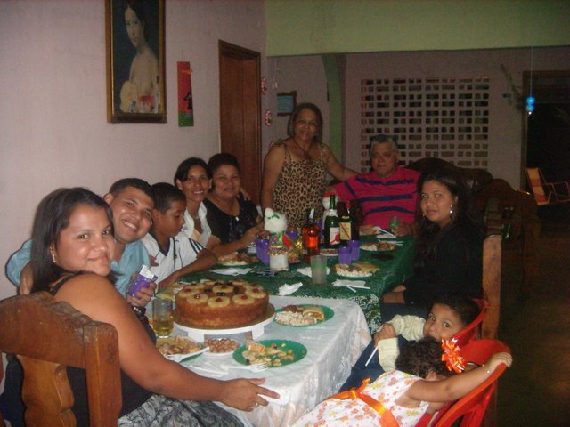 003 cena en familia esperando el 2.012.JPG