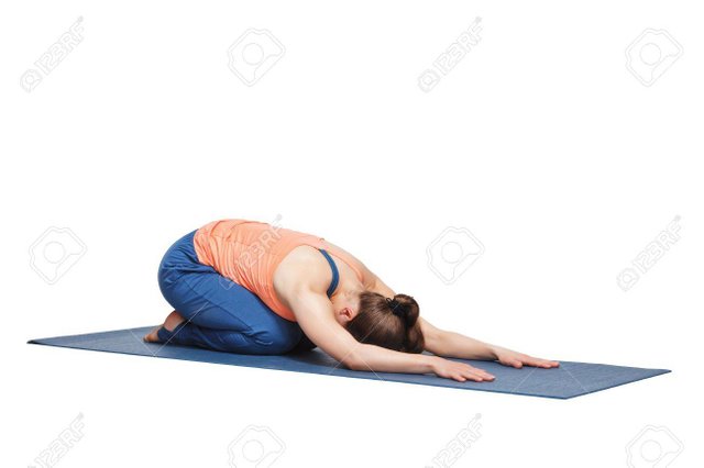 64803783-hermosa-mujer-yoguini-ajuste-deportivo-practica-balasana-asanas-de-yoga-actitud-del-niño-pose-de-descan.jpg