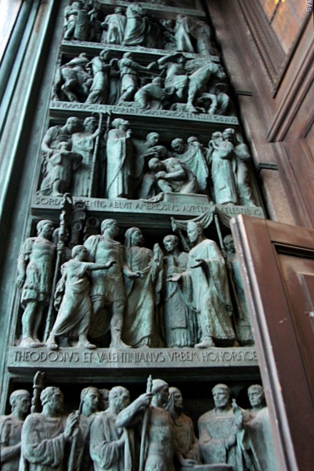 b-EU121022-012657.jpg