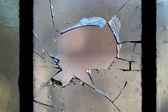 broken-glass-4528224_640.jpg