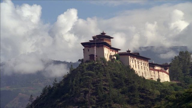 719567087-wangdue-fodrang-dzong-historical-building-collection-gogol-lobmayr-sky.jpg