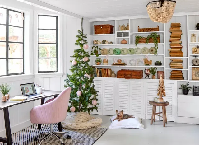 office-christmas-built-ins-dog-pink-chair-FuldAuzyqL5AdtERInsLS6-efeec2c2c80c478fa8af6b68360589f1.webp