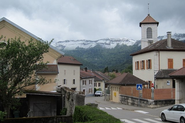 The_hamlet_Vesancy_near_Gex_at_the_feet_of_the_French_Jura_chain_(1600_m)_with_fresh_snow_in_the_morning_of_12_May_2014_-_panoramio.jpg