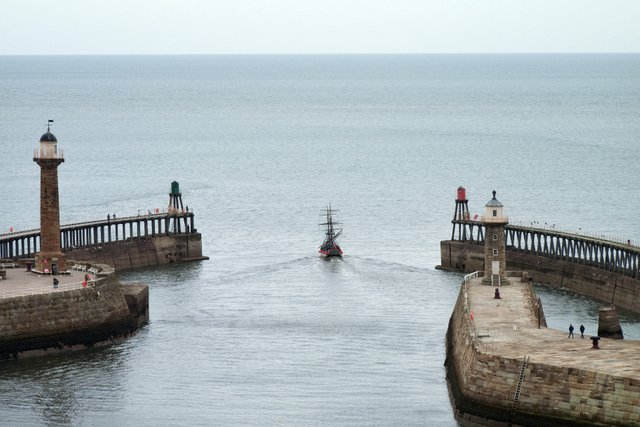 Boat_leaving_Whitby_port.jpg