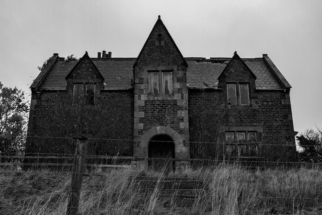 spooky-house-1909822_1280.jpg